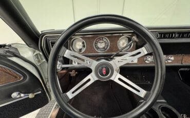 Unknown-Cutlass-supreme-1970-Porcelain-White-Black-45