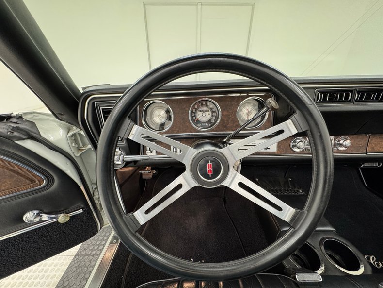Unknown-Cutlass-supreme-1970-Porcelain-White-Black-45