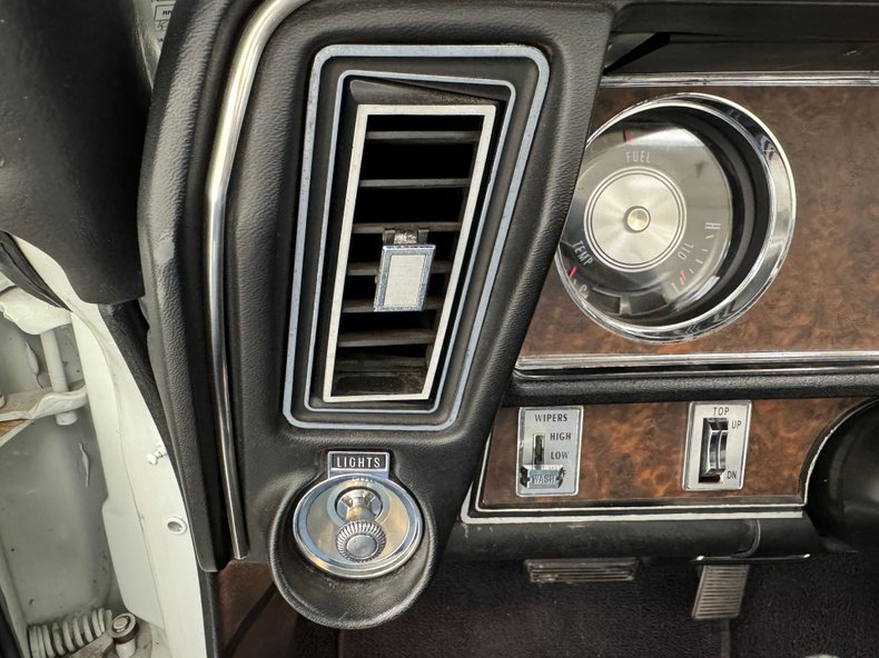 Unknown-Cutlass-supreme-1970-Porcelain-White-Black-47