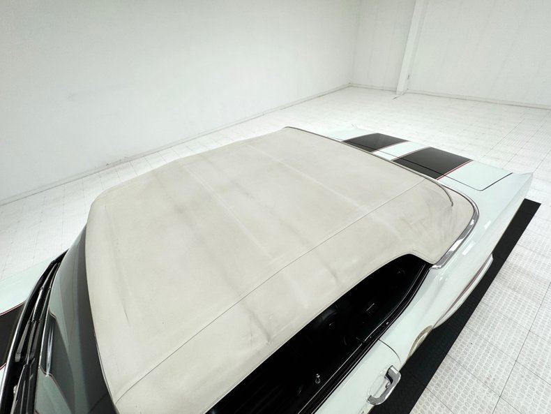 Unknown-Cutlass-supreme-1970-Porcelain-White-Black-49