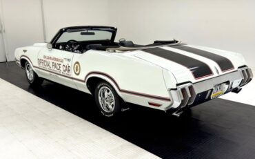 Unknown-Cutlass-supreme-1970-Porcelain-White-Black-5