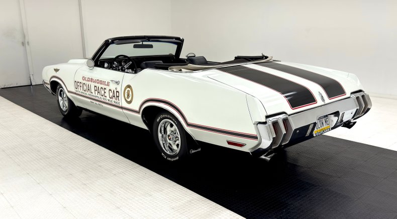 Unknown-Cutlass-supreme-1970-Porcelain-White-Black-5