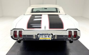 Unknown-Cutlass-supreme-1970-Porcelain-White-Black-6