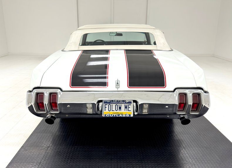Unknown-Cutlass-supreme-1970-Porcelain-White-Black-6