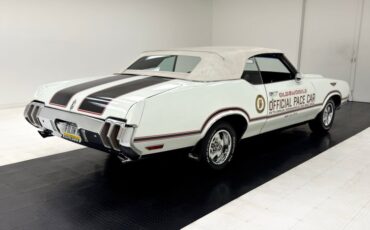 Unknown-Cutlass-supreme-1970-Porcelain-White-Black-7