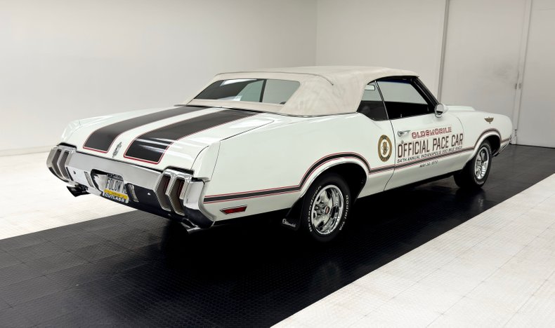 Unknown-Cutlass-supreme-1970-Porcelain-White-Black-7
