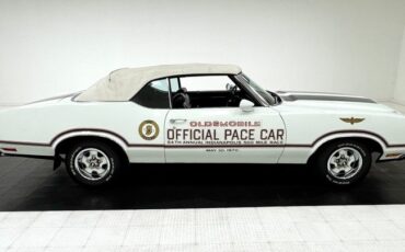 Unknown-Cutlass-supreme-1970-Porcelain-White-Black-8