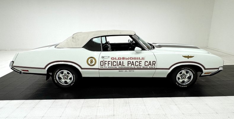 Unknown-Cutlass-supreme-1970-Porcelain-White-Black-8