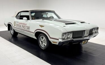 Unknown-Cutlass-supreme-1970-Porcelain-White-Black-9