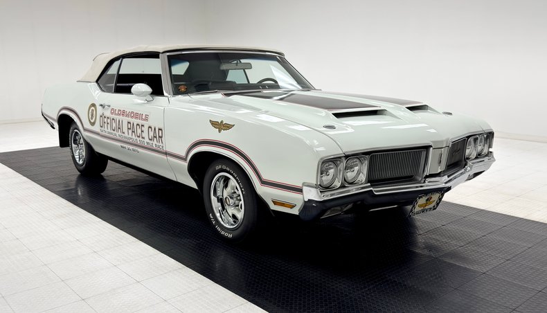 Unknown-Cutlass-supreme-1970-Porcelain-White-Black-9