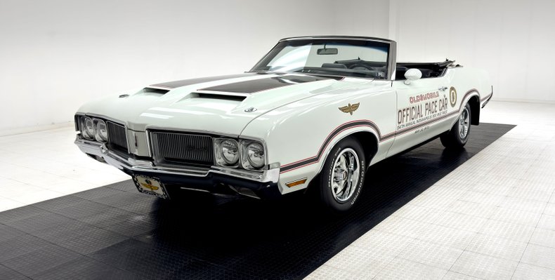 Unknown-Cutlass-supreme-1970-Porcelain-White-Black