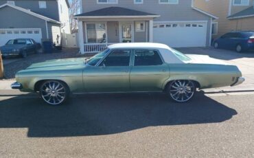 Unknown-Delta-88-1973-GreenWhite-Top-Green-Cloth