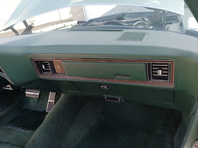 Unknown-Delta-88-1973-GreenWhite-Top-Green-Cloth-7