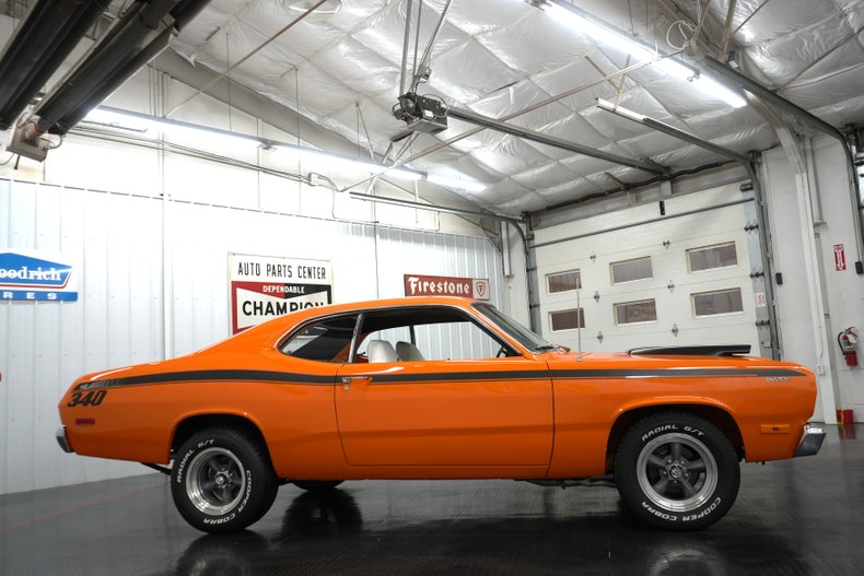 Unknown-Duster-1972-Orange-White-14