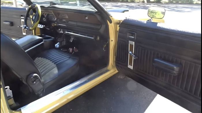 Unknown-Duster-1975-Yellow-8
