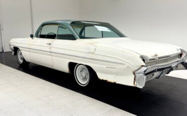 Unknown-Dynamic-88-1961-Provincial-White-Green-1