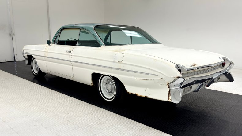 Unknown-Dynamic-88-1961-Provincial-White-Green-1