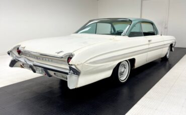 Unknown-Dynamic-88-1961-Provincial-White-Green-3