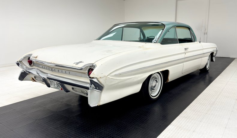 Unknown-Dynamic-88-1961-Provincial-White-Green-3