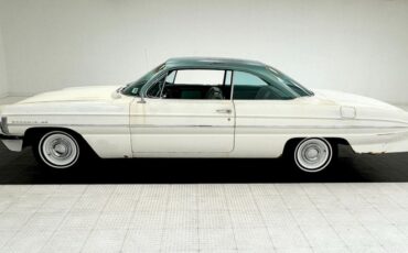 Unknown-Dynamic-88-1961-Provincial-White-Green