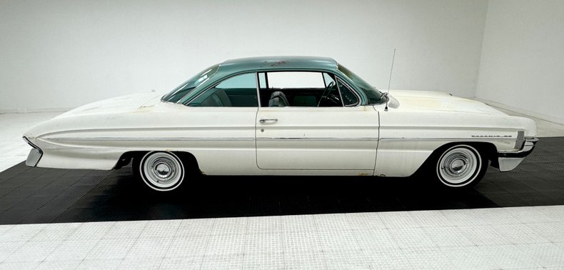 Unknown-Dynamic-88-1961-Provincial-White-Green-4