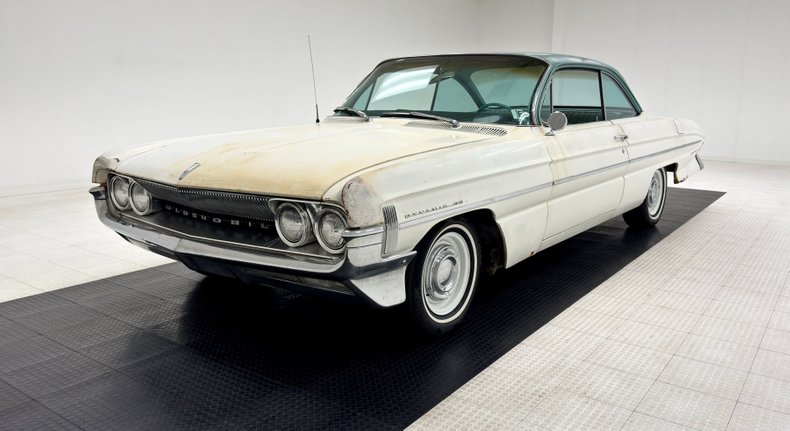 Unknown-Dynamic-88-1961-Provincial-White-Green-49
