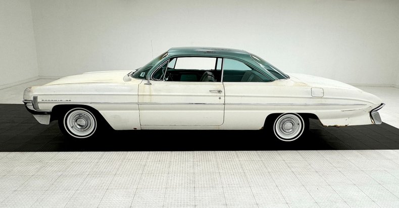 Unknown-Dynamic-88-1961-Provincial-White-Green