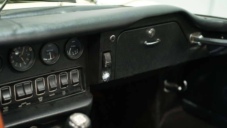 Unknown-E-type-1968-Pale-Primrose-Black-23