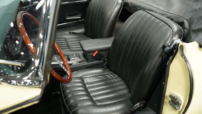 Unknown-E-type-1968-Pale-Primrose-Black-24