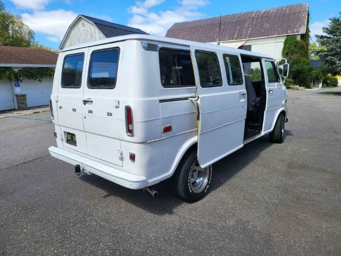 Unknown-Econoline-1972-White-Gray-25