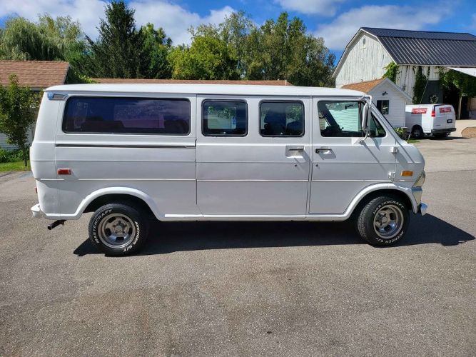 Unknown-Econoline-1972-White-Gray-3