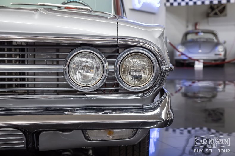 Unknown-El-camino-1960-Silver-Red-Leather-35