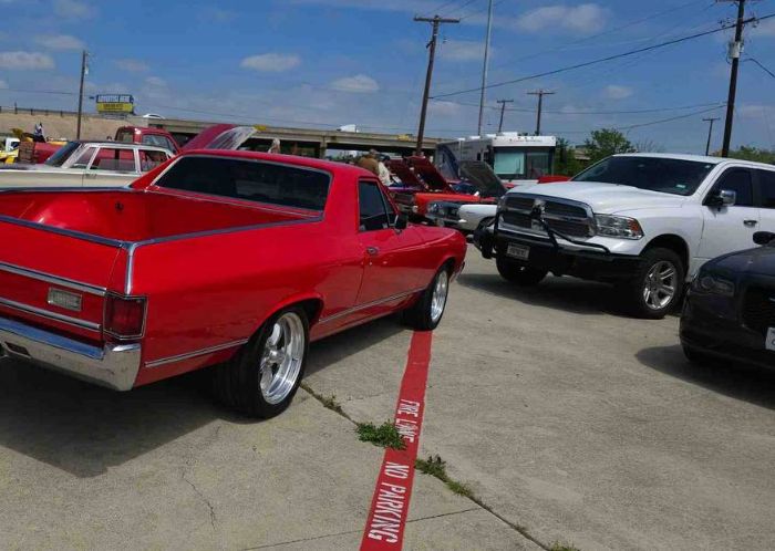 Unknown-El-camino-1972-Red-Black-Leather-5