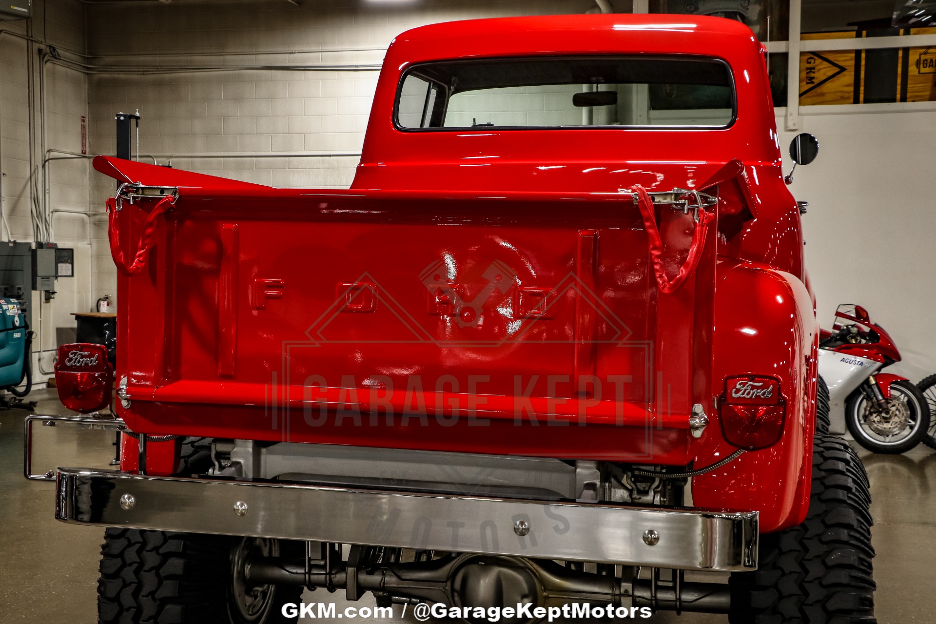 Unknown-F-100-1956-Red-Gray-2