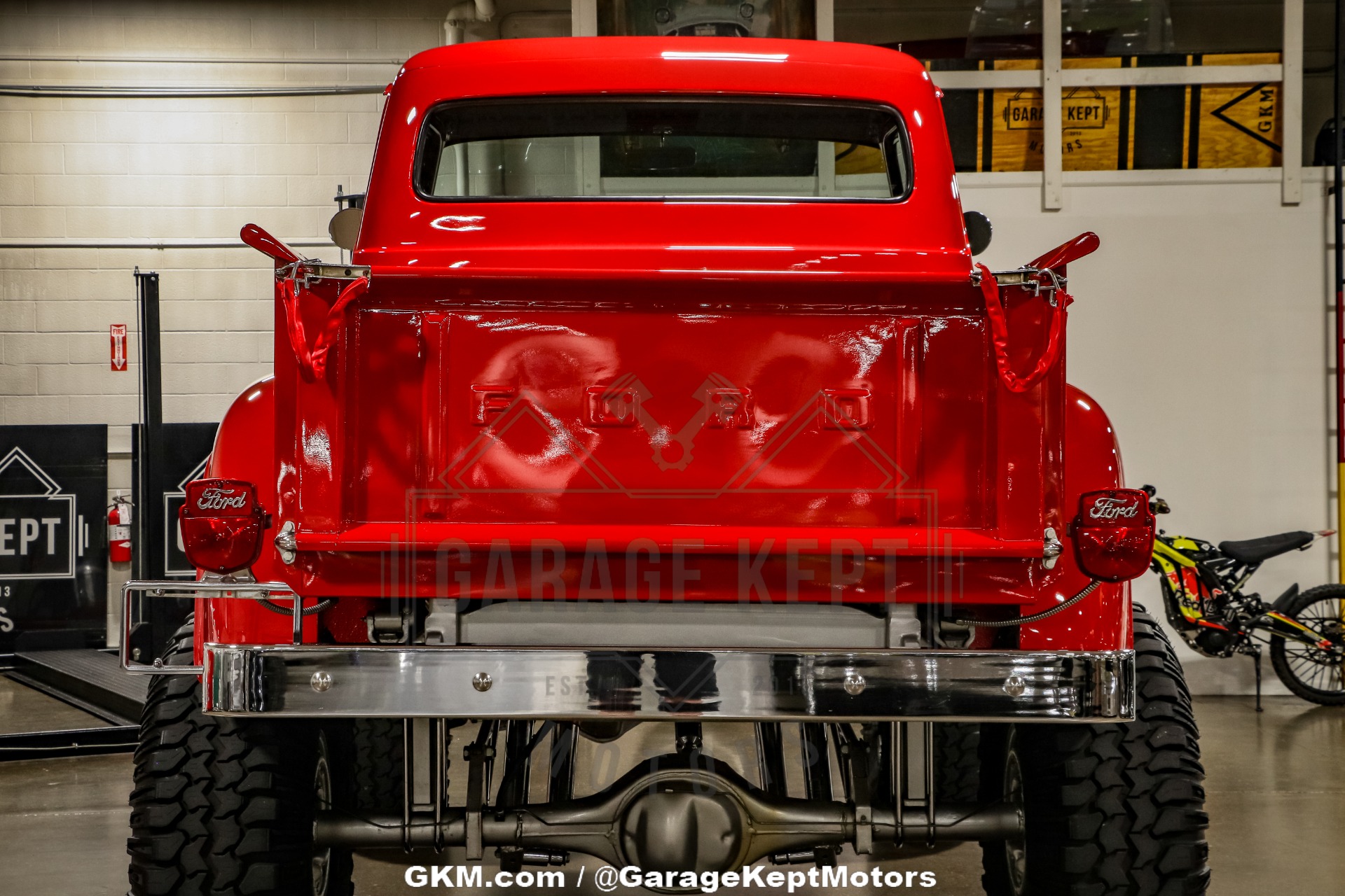 Unknown-F-100-1956-Red-Gray-3