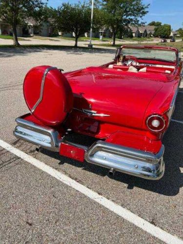 Unknown-Fairlane-500-1957-Red-White-Top-RedWhite-16