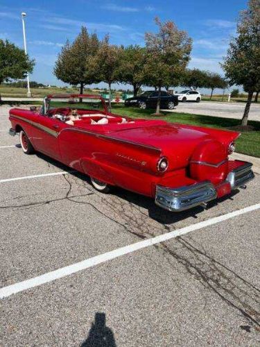 Unknown-Fairlane-500-1957-Red-White-Top-RedWhite-17