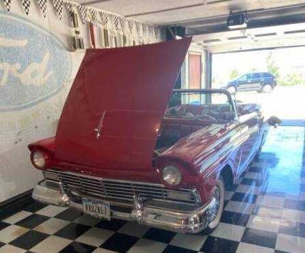 Unknown-Fairlane-500-1957-Red-White-Top-RedWhite-4