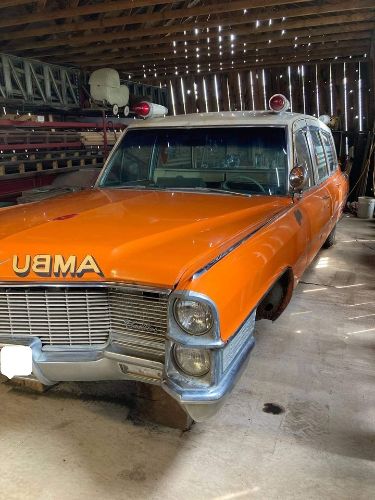Unknown-Fleetwood-1965-Orange-off-White