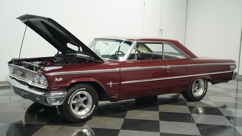 Unknown-Galaxie-1963-Heritage-Burgundy-Black-16