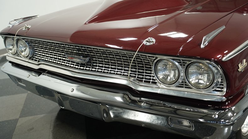 Unknown-Galaxie-1963-Heritage-Burgundy-Black-8