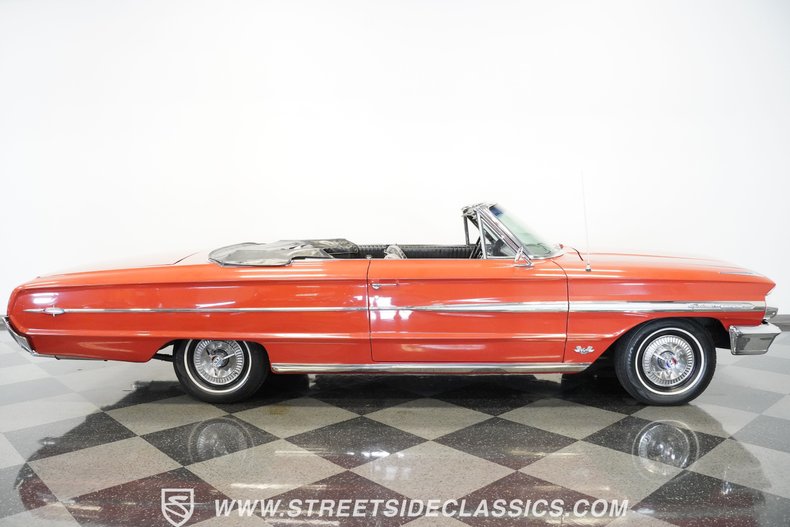Unknown-Galaxie-1964-Rangoon-Red-Black-4