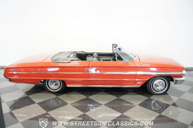 Unknown-Galaxie-1964-Rangoon-Red-Black-7