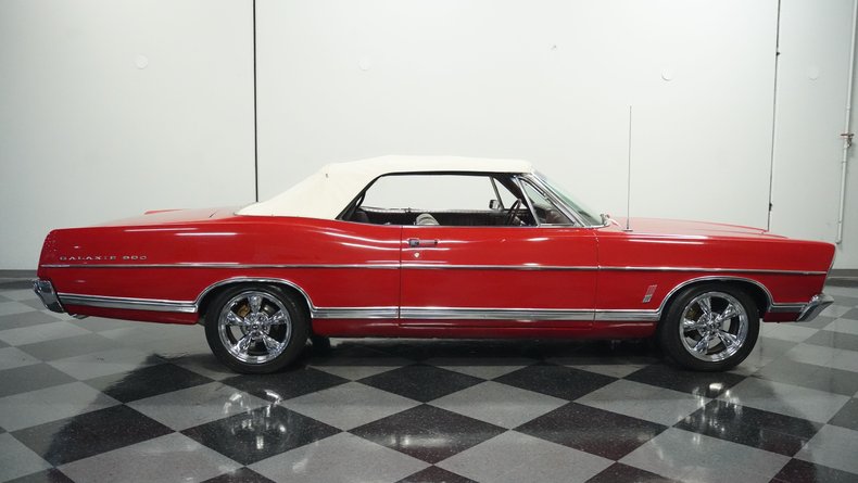 Unknown-Galaxie-1967-Candy-Apple-Red-White-13