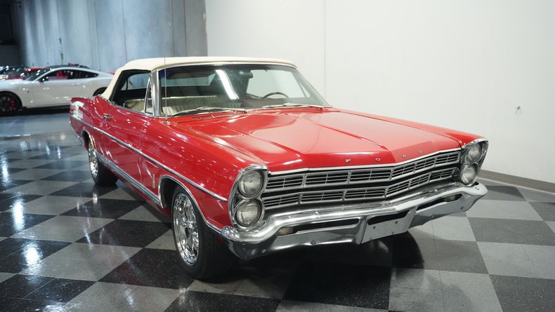Unknown-Galaxie-1967-Candy-Apple-Red-White-17