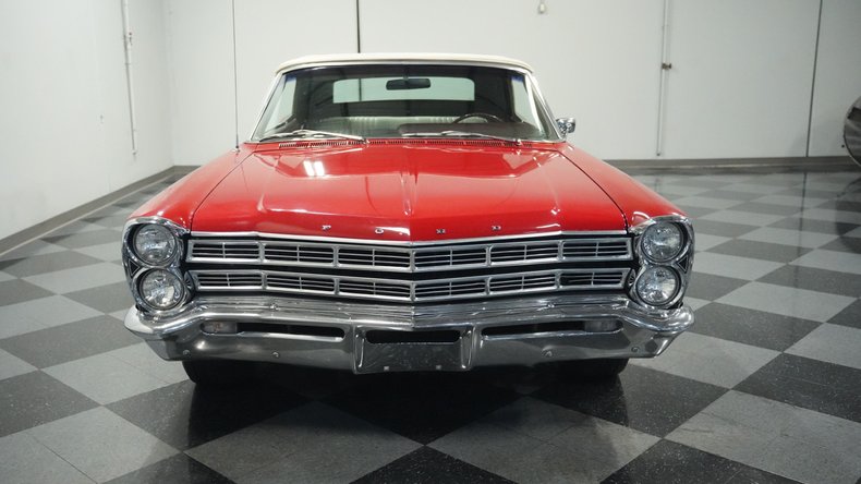 Unknown-Galaxie-1967-Candy-Apple-Red-White-18