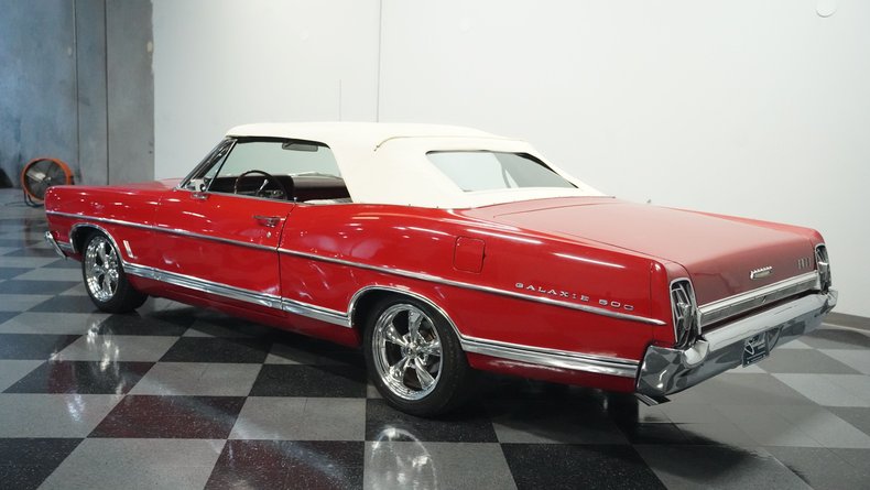 Unknown-Galaxie-1967-Candy-Apple-Red-White-5