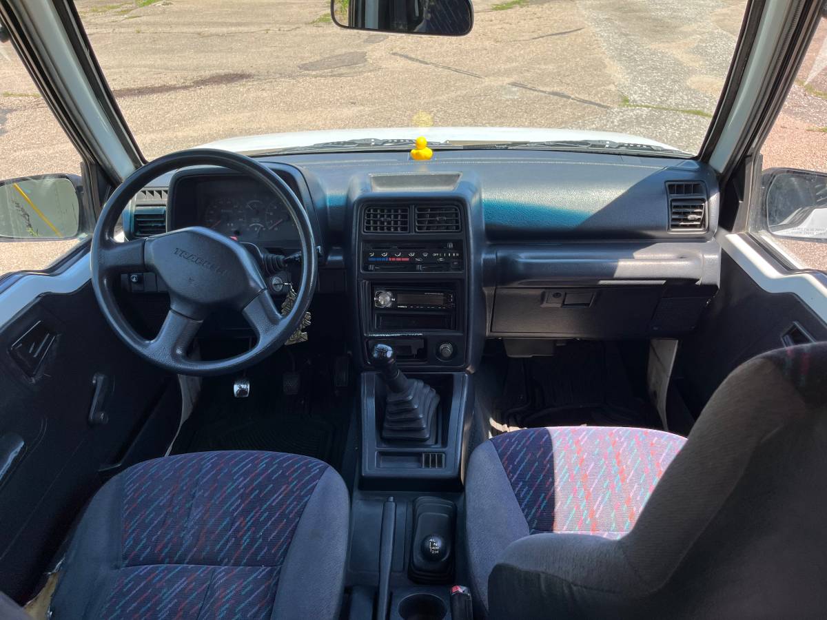 Unknown-Geo-tracker-1995-white-2