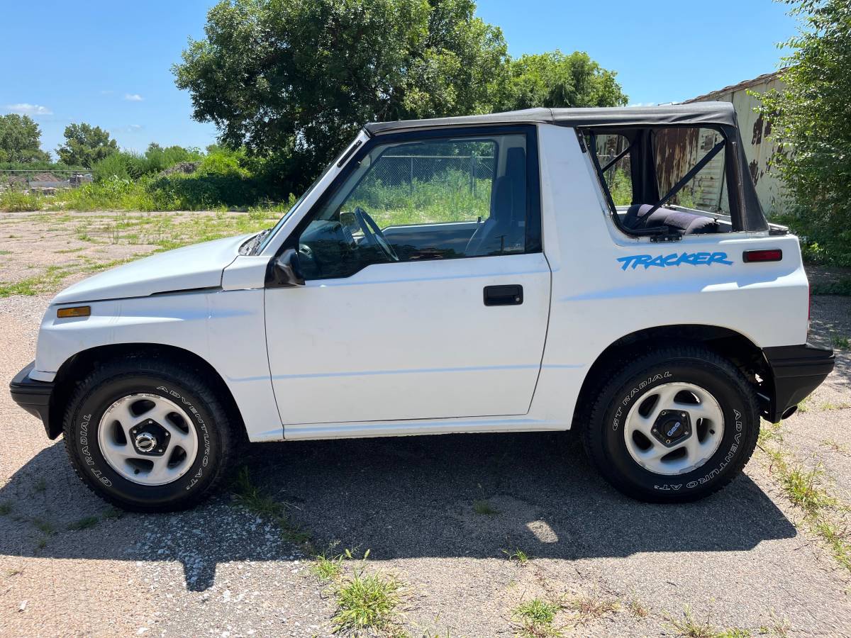 Unknown-Geo-tracker-1995-white