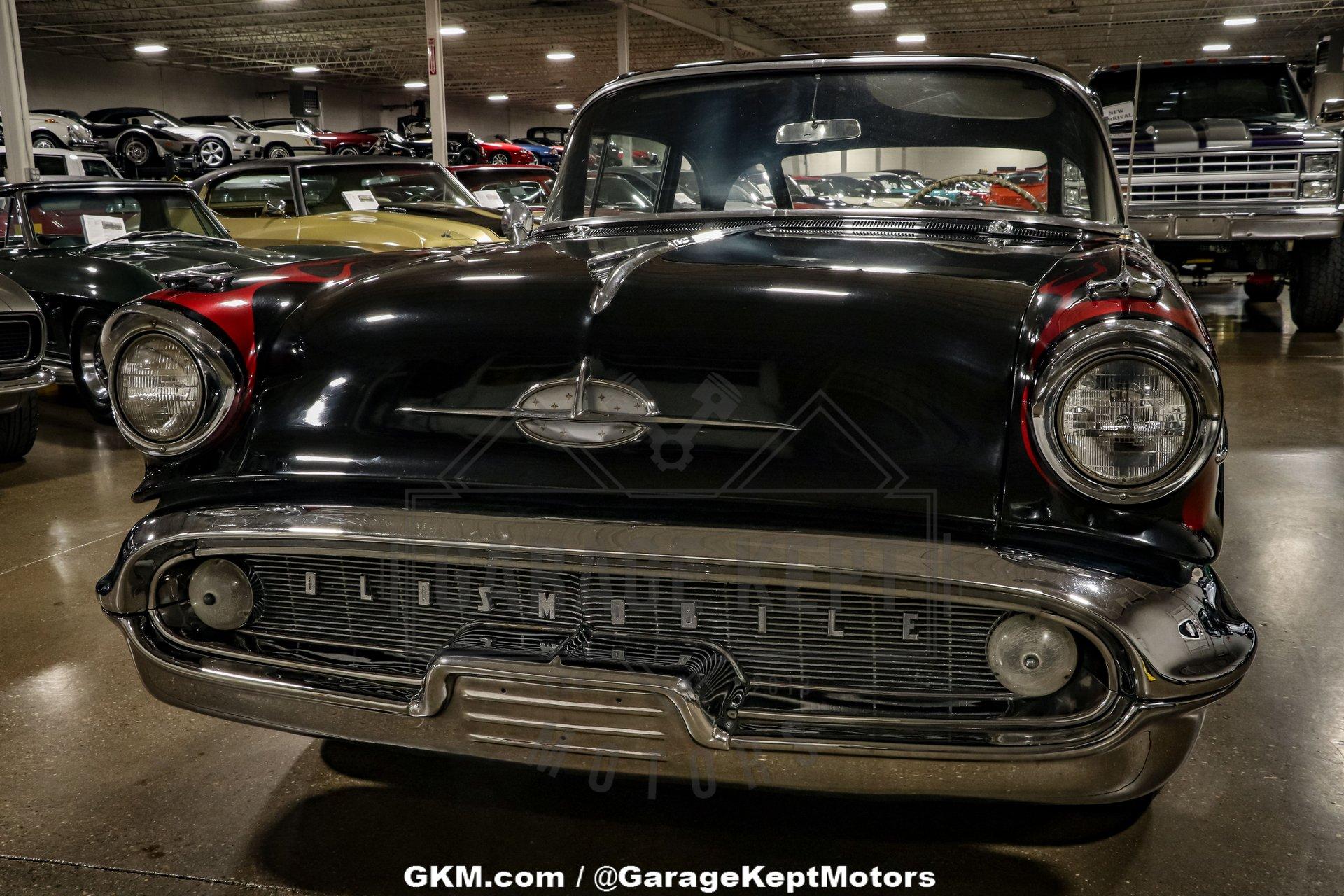 Unknown-Golden-rocket-88-1957-Black-Red-33